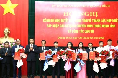 Lãnh đạo tỉnh Quảng Bình trao các quyết định về công tác cán bộ sau khi hợp nhất, sáp nhập các cơ quan chuyên môn của tỉnh