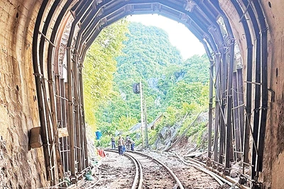 Công nhân thi công gia cố các hầm yếu ở khu vực Lạc Sơn, huyện Tuyên Hóa.