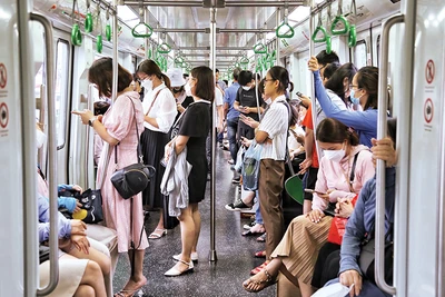 Nhiều người dân sử dụng tàu điện trên cao Cát Linh-Hà Đông làm phương tiện đi lại thường xuyên, giúp giảm tải giao thông trên trục xuyên tâm Hà Nội.