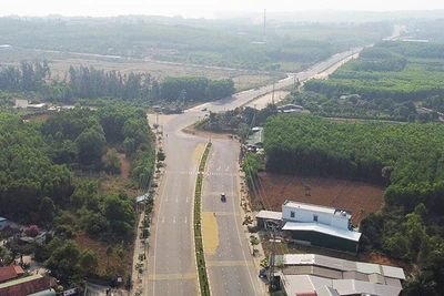 Sau hơn 10 năm thi công, tuyến giao thông trục chính nối trung tâm phía bắc và phía nam đô thị Vạn Tường vẫn còn dở dang.