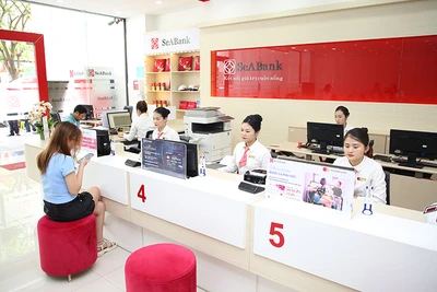 Khách hàng giao dịch tại chi nhánh ngân hàng SeABank.