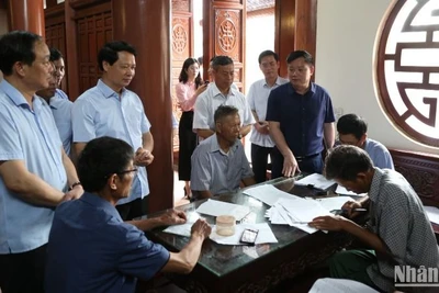 Các đồng chí lãnh đạo tỉnh Thái Bình kiểm tra hoạt động lấy ý kiến cử tri tại xã Quỳnh Hội (huyện Quỳnh Phụ).