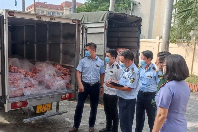 Xe chở hơn 3 tấn thịt lợn ôi thiu bị tạm giữ để xử lý. (Ảnh: Cục Quản lý thị trường tỉnh Thái Bình cung cấp)