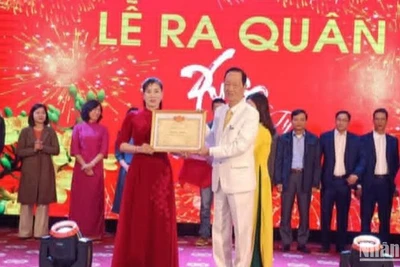 Lãnh đạo Tập đoàn Hương Sen vinh danh người lao động hoàn thành xuất sắc nhiệm vụ trong năm 2024.
