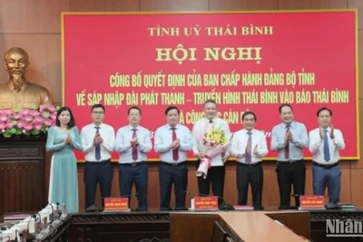 Lãnh đạo tỉnh Thái Bình tặng hoa chúc mừng các đồng chí được bổ nhiệm giữ chức vụ tại báo Thái Bình sau sáp nhập.