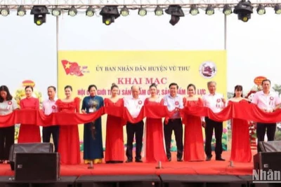 Các đại biểu thực hiện nghi thức khai trương Hội chợ OCOP tại Lễ hội chùa Keo Thái Bình năm 2024.