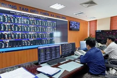 Cán bộ kỹ thuật trực theo dõi tại Trung tâm điều khiển, thuộc Công ty Điện lực Thái Bình.
