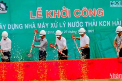 Các đại biểu thực hiện nghi thức động thổ dự án.