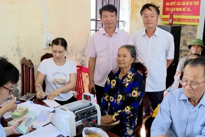 Chi trả kinh phí giải phóng mặt bằng cho người dân bị ảnh hưởng bởi dự án xây dựng Khu công nghiệp Hải Long (huyện Tiền Hải, tỉnh Thái Bình).