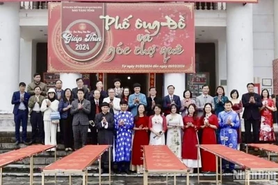 Các thành viên Câu lạc bộ Hán Nôm và Thư pháp trình diễn Thư pháp trên trường quyển.