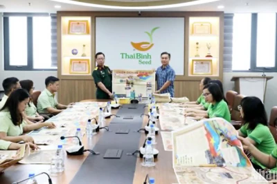 Trao tặng ấn phẩm đặc biệt kỷ niệm 50 năm Giải phóng miền nam, thống nhất đất nước cho hàng trăm cán bộ, kỹ sư, người lao động Tập đoàn ThaiBinh Seed.