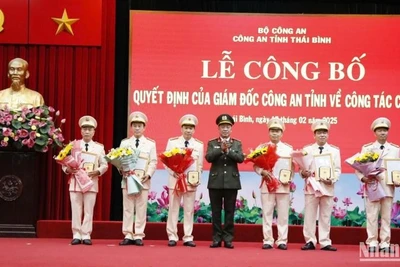 Giám đốc Công an tỉnh trao Quyết định, tặng hoa chúc mừng các đồng chí nghỉ công tác trước hạn tuổi hưởng chế độ hưu trí.