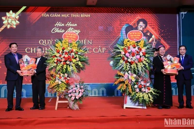 Các đồng chí lãnh đạo tỉnh Thái Bình tặng hoa, quà chúc mừng Giáng sinh các Giám mục tại Giáo phận Thái Bình.