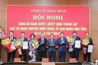 Lãnh đạo tỉnh Thái Bình trao Quyết định, tặng hoa chúc mừng Giám đốc 5 sở được thành lập mới sau sáp nhập.