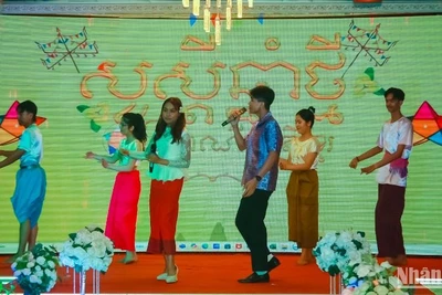 Các tiết mục văn nghệ truyền thống của lưu học sinh chào mừng Tết Bunpimay và Chol Chnam Thmay.