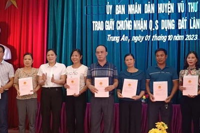 Những hộ dân đầu tiên tại xã Trung An (huyện Vũ Thư, tỉnh Thái Bình) được trao giấy chứng nhận quyền sử dụng đất lần đầu tại cơ sở. (Ảnh Mai Tú)