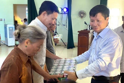 Ông Vũ Hải Quang, Phó Tổng Giám đốc VOV tặng quà các gia đình chính sách, thương bệnh binh của huyện Kiến Xương, tỉnh Thái Bình.