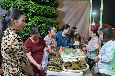 Du khách tham quan, mua sắm tại gian hàng sản phẩm nông nghiệp sạch xã Đăk Ngọk