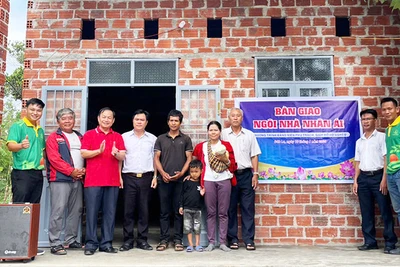 Bàn giao nhà nhân ái cho gia đình hộ nghèo ở thôn Kon Trang Mơ Nây, xã Đăk La, huyện Đăk Hà, tỉnh Kon Tum. (Ảnh SONG NGÂN)