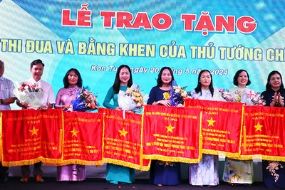 Tặng Cờ thi đua của Thủ tướng Chính phủ cho các tập thể.