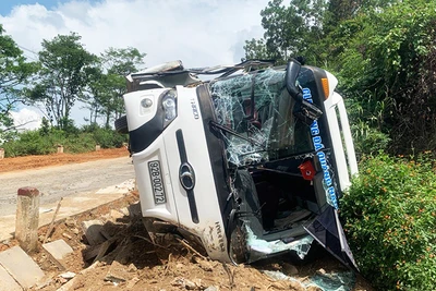 Xe ô-tô khách bị nạn.
