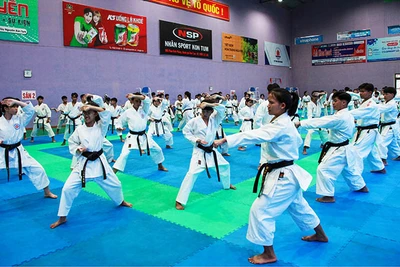 Các thí sinh tham gia thi thăng đẳng quốc gia môn Karate năm 2025