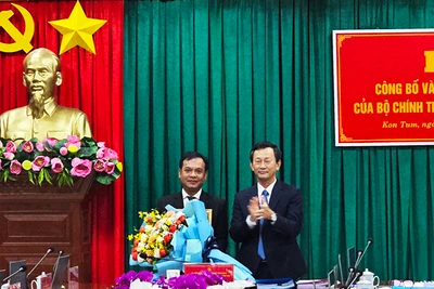 Đồng chí Dương Văn Trang trao Quyết định của Bộ Chính trị và tặng hoa đồng chí U Huấn.