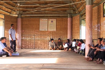 Tuyên truyền người dân tại xã Hơ Moong tránh nghe lời dụ dỗ của các đối tượng xấu tin theo tà đạo Hà Mòn.