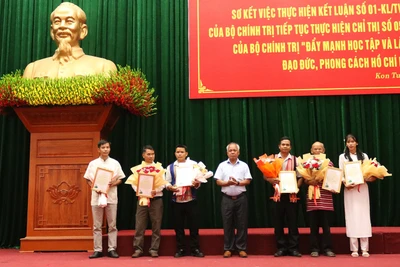 Trao Thư khen của Bí thư Tỉnh ủy Kon Tum cho các cá nhân.