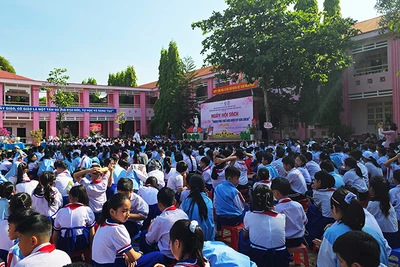 Đông đảo các em học sinh tham gia ngày hội sách.