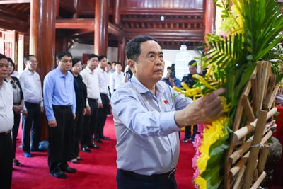 Chủ tịch Quốc hội Trần Thanh Mẫn dâng hoa tại đền thờ Chủ tịch Hồ Chí Minh tại Nghĩa trang Liệt sĩ quốc tế Việt-Lào.