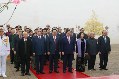 Các đồng chí lãnh đạo, nguyên lãnh đạo Đảng, Nhà nước thành kính tưởng nhớ Chủ tịch Hồ Chí Minh.