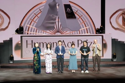 Vietnam Airlines được trao tặng giải thưởng Human Act Prize cho hạng mục Dự án Bền bỉ Cùng Sen Vàng kết nối yêu thương. 