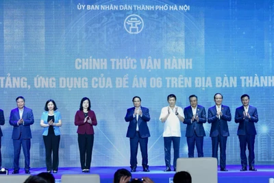 Thủ tướng Phạm Minh Chính và các đồng chí lãnh đạo thực hiện nghi thức công bố chính thức vận hành các nền tảng, ứng dụng trên địa bàn Hà Nội.