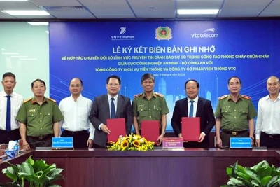 Lãnh đạo các bên chụp ảnh lưu niệm tại lễ ký kết.