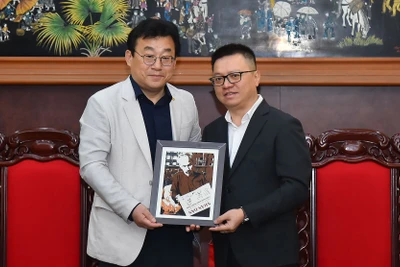 Tổng Biên tập Báo Nhân Dân Lê Quốc Minh trao quà tặng ông Park Jong Hyun, Chủ tịch Hội Nhà báo Hàn Quốc tại buổi tiếp.