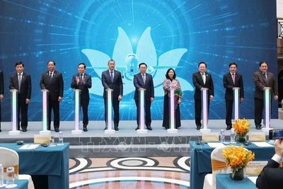 Chủ tịch Quốc hội Vương Đình Huệ và các đại biểu thực hiện nghi thức chào mừng chuyến bay thứ 100.000 của Vietnam Airlines tới Trung Quốc. (Ảnh: TTXVN)