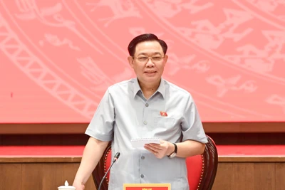 Chủ tịch Quốc hội Vương Đình Huệ phát biểu tại buổi làm việc với Ban Thường vụ Thành ủy Hà Nội. (Ảnh DUY LINH)