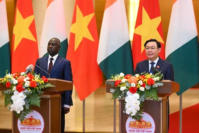 Chủ tịch Quốc hội Vương Đình Huệ và Chủ tịch Quốc hội Cộng hòa Bờ Biển Ngà Adama Bictogo gặp gỡ, chia sẻ với báo chí về các nội dung hai bên đã thảo luận và thông qua. (Ảnh: DUY LINH)