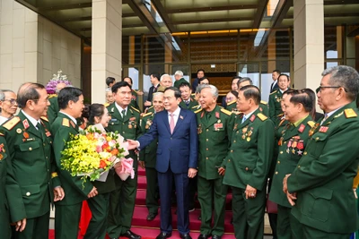 Chủ tịch Quốc hội Trần Thanh Mẫn với Đoàn đại biểu người có công Trung đoàn 271 Quân khu Trị Thiên. (Ảnh: DUY LINH)