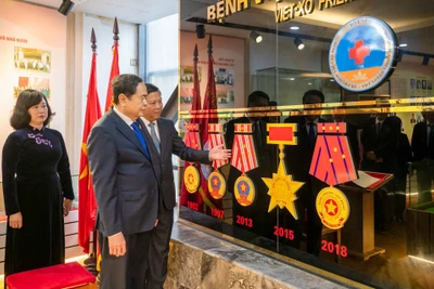 Chủ tịch Quốc hội Trần Thanh Mẫn đã thăm Phòng truyền thống của Bệnh viện Hữu Nghị. (Ảnh: DUY LINH)