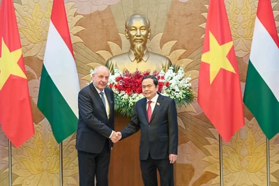Chủ tịch Quốc hội Trần Thanh Mẫn và Tổng thống Hungary Sulyok Tamas. (Ảnh: DUY LINH)