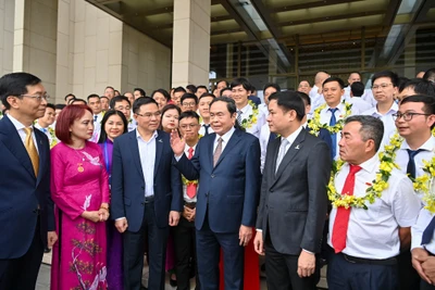 Chủ tịch Quốc hội Trần Thanh Mẫn với các đại biểu, người lao động tiêu biểu ngành dầu khí. (Ảnh: DUY LINH)