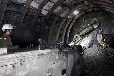 Khai thác than hầm lò tại Công ty Cổ phần than Vàng Danh. (Ảnh minh họa)