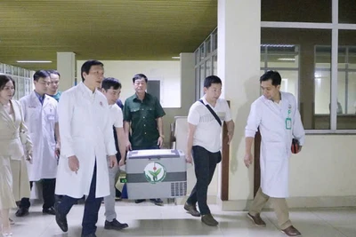 Thận của người hiến tạng được vận chuyển đến Bệnh viện Việt Nam-Thụy Điển Uông Bí.