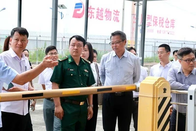 Lãnh đạo thành phố Móng Cái (Việt Nam) và Đông Hưng (Trung Quốc) khảo sát tại khu vực cửa khẩu phía Đông Hưng, Trung Quốc.