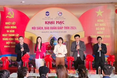 Các đại biểu cắt băng khai mạc Hội sách, báo Xuân Giáp Thìn 2024.