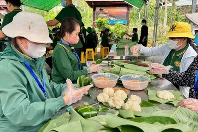 Đội ngũ tình nguyện viên chuẩn bị đồ ăn cho nhân dân và du khách khi về Yên Tử chiêm bái xá lợi Đức Phật.
