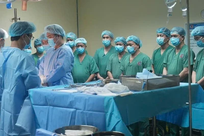 Các bác sĩ và kỹ thuật viên Bệnh viện Việt Nam-Thụy Điển Uông Bí cúi đầu tri ân bệnh nhân hiến tạng trước khi thực hiện ca phẫu thuật.