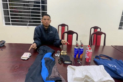 Đối tượng Sính cùng tang vật tại cơ quan Công an.